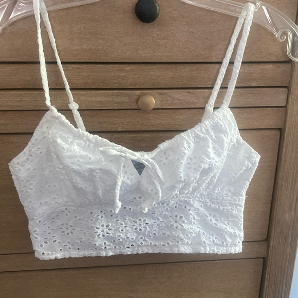 White crop eyelet top. - Picture 1 of 4